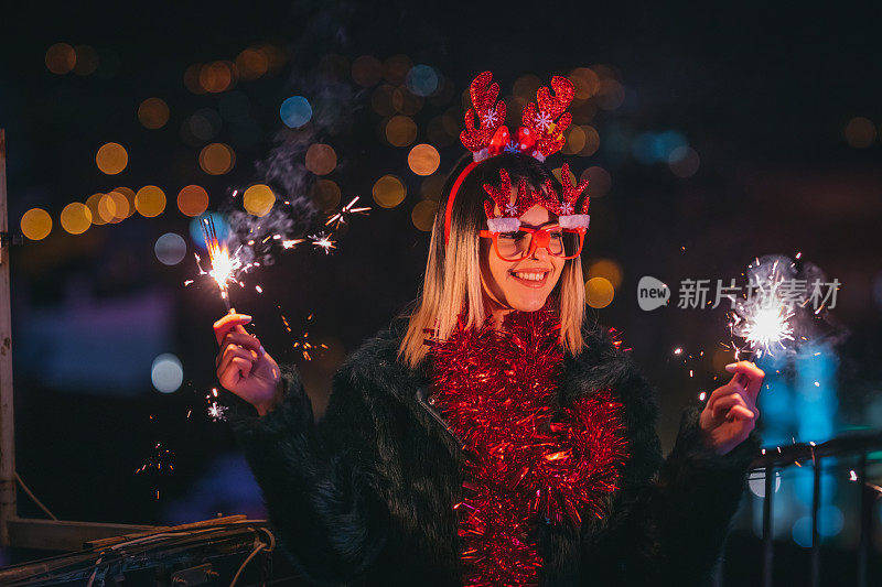 A beautiful woman with Christmas sprinklers